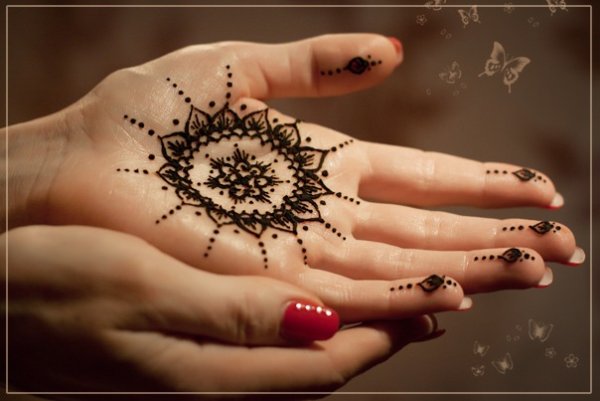 Рисунки хной на ладони с символом безразличия