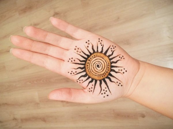 Тату солнце мехенди