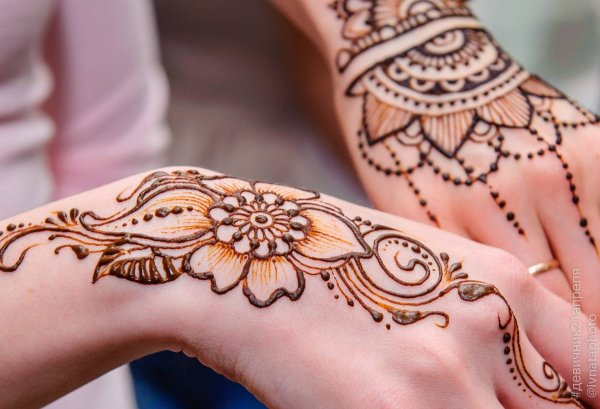 Мехенди на руке