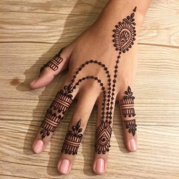 Тату хной на спине