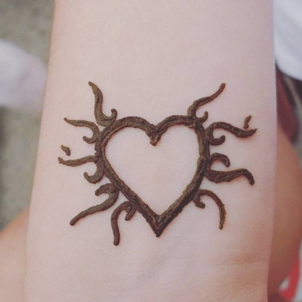 Мехенди на руке сердечко