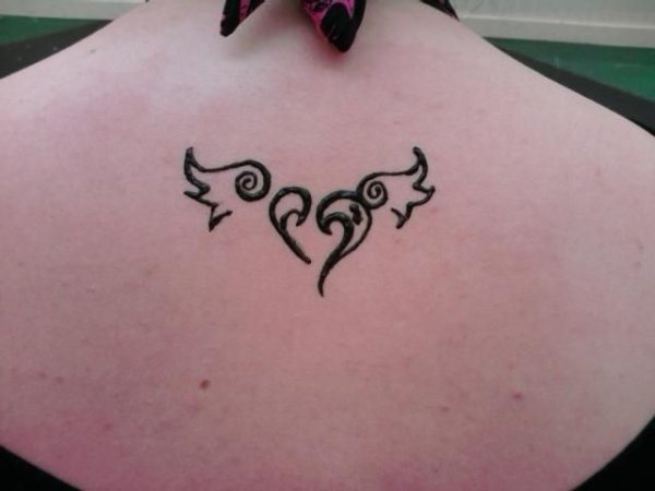 Тату хной сердечко