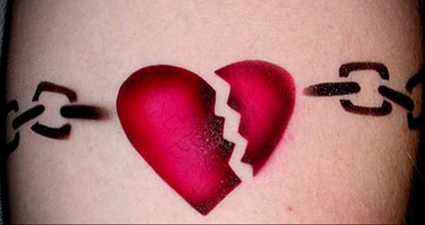 Тату в виде разбитого сердца