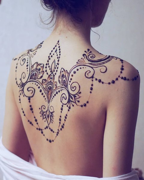 Тату хной на спине