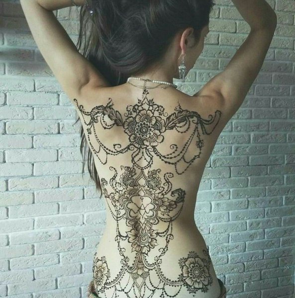 Кружевное тату на спине