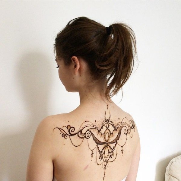 Тату хной на спине