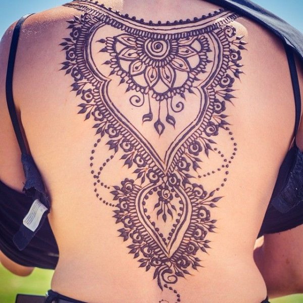 Индийское мехенди на спине