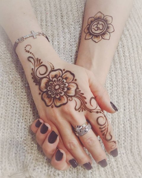 Мехенди на руке цветы