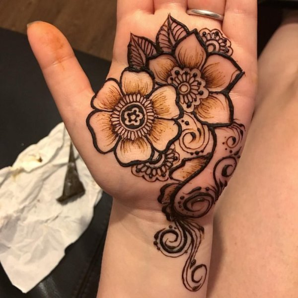 Цветы хной на руке