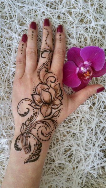 Мехенди на руке цветы