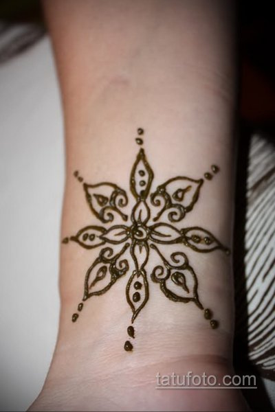 Цветочки хной на запястье легкие