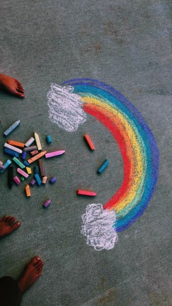 Рисование мелками на асфальте