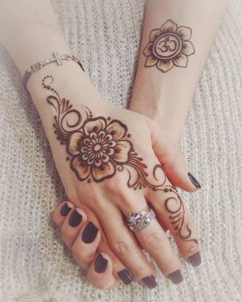 Цветы хной на руке