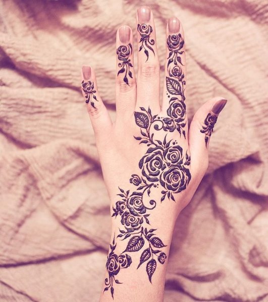 Нежные узоры хной на кисти руки