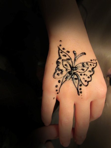 Бабочка хной на руке