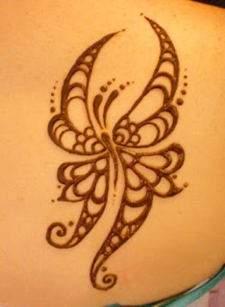 Тату хной бабочки на руке