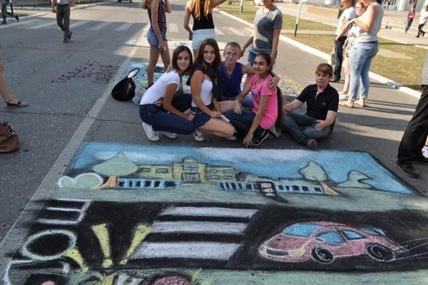 Рисование на асфальте мелками ПДД