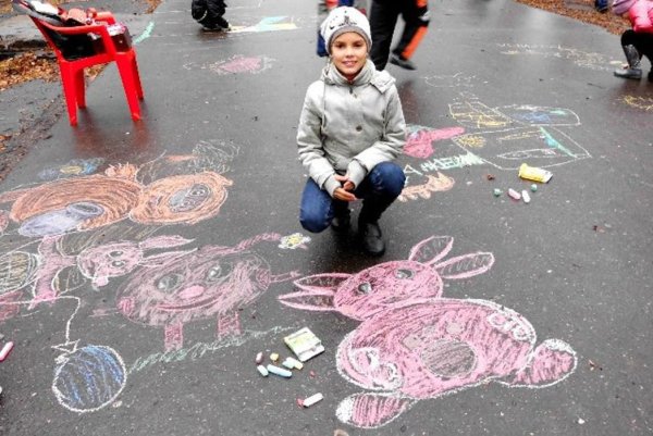 Школьники мелками на асфальте