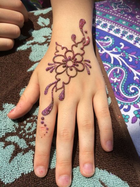 Мехенди на руке легкие