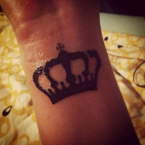 Легкое тату корона