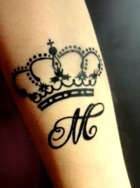 Тату буква с на руке с короной