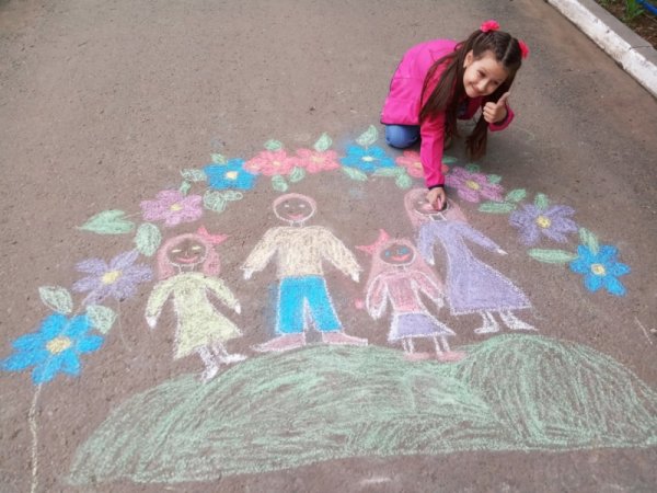 Конкурс рисунков на асфальте моя семья