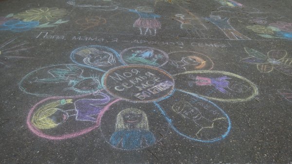 Рисование мелками на асфальте семья