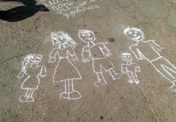 Рисунки на асфальте ко Дню семьи
