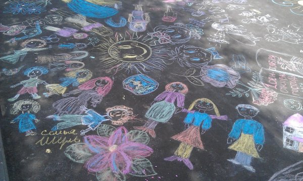 Рисование мелом на асфальте