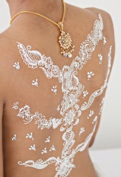 Белое мехенди на спине