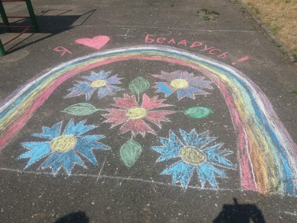 Рисование мелками на асфальте в детском саду