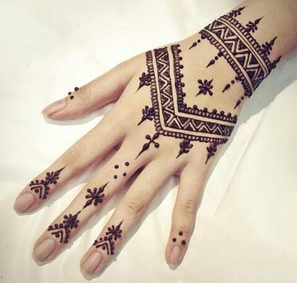 Рисунок хной на руке в Дубай