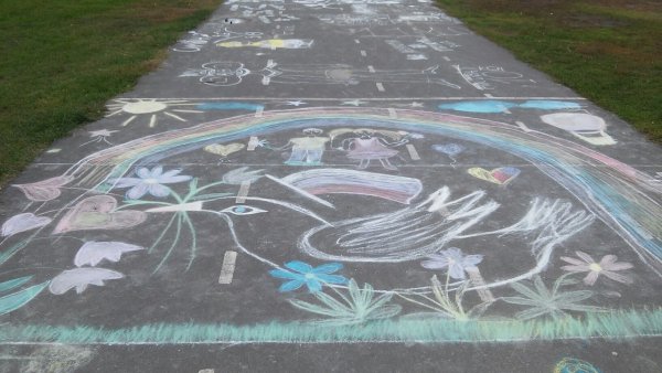 Земля на асфальте мелом