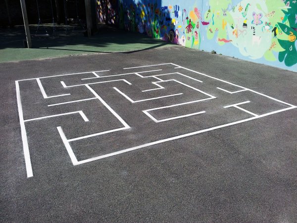 Классики на асфальте в детском саду