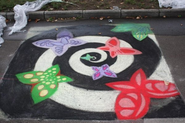 Цветы мелом на асфальте