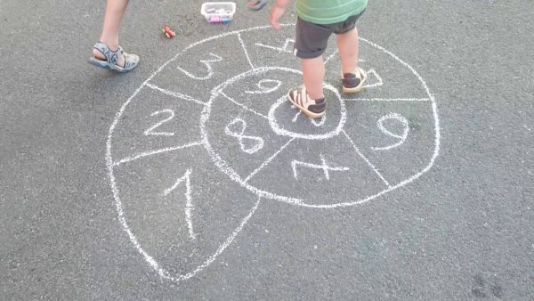 Игра улитка на асфальте