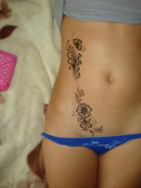 Тату хной на животе