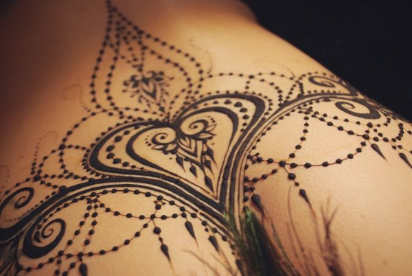 Красивые тату в зоне бикини