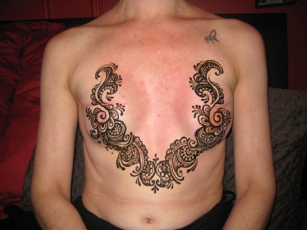 Тату хной на груди