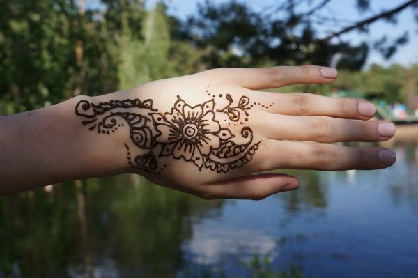 Коричневое мехенди на руке