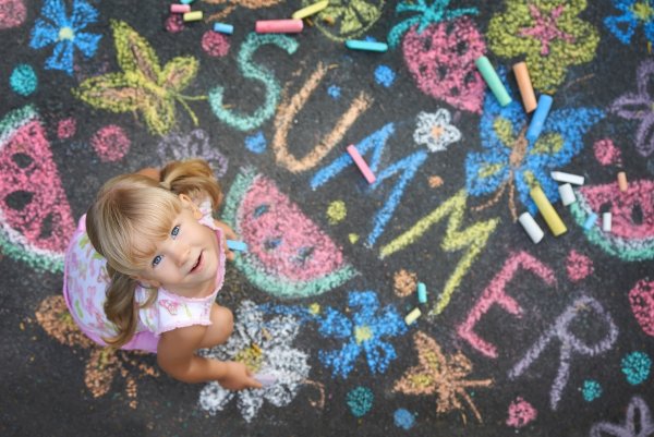 Дети с мелками летом