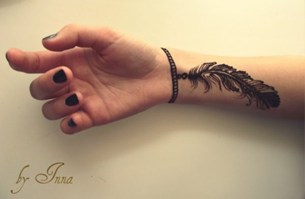 Тату браслет с пером на руке