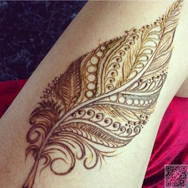 Перо хной на ноге