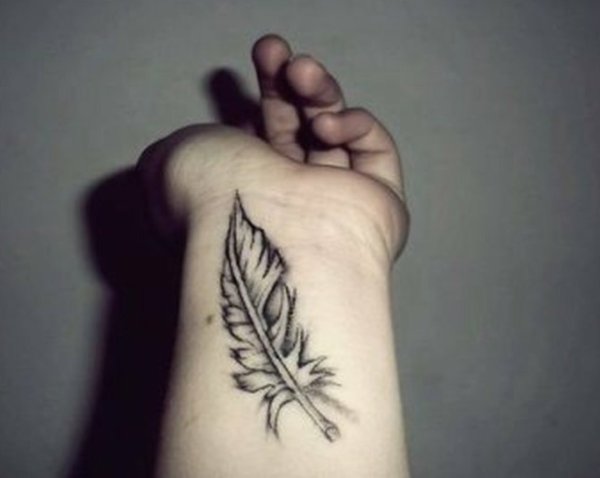 Тату перо на кисти