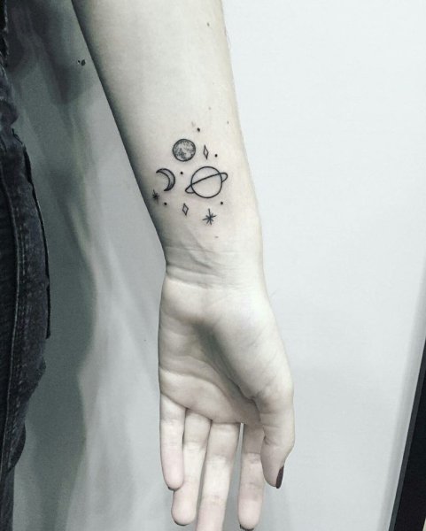 Маленькие тату для девушек космос