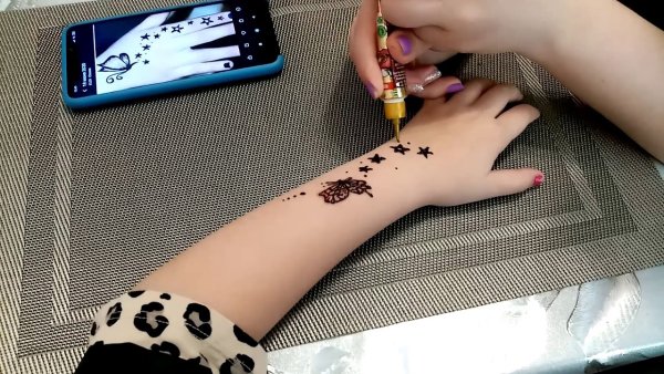Временная тату из хны на руке