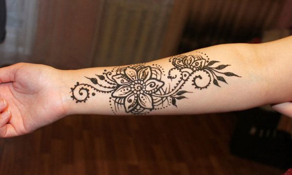 Тату хной на запястье