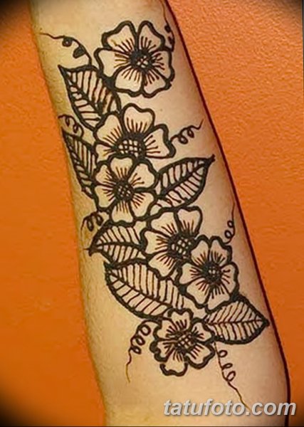 Мехенди на предплечье цветы