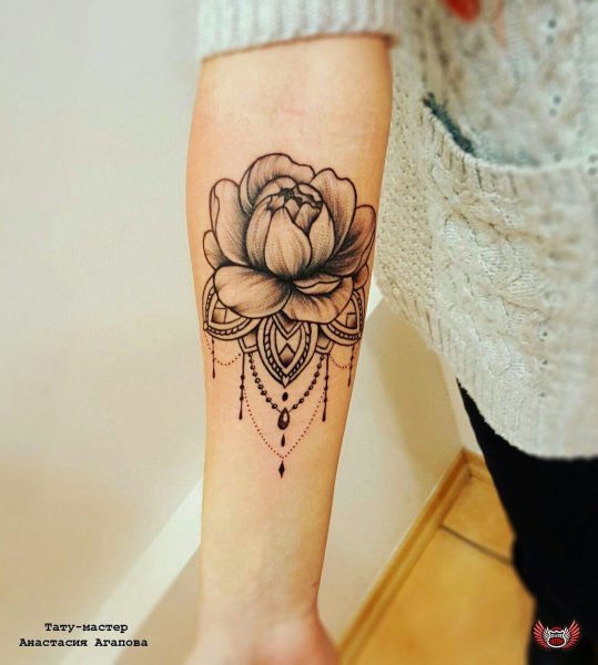 Пионы хной на руке
