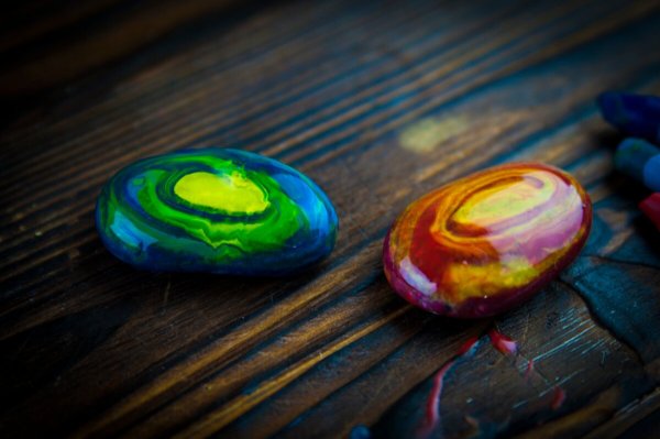 Рисование на камнях восковыми мелками